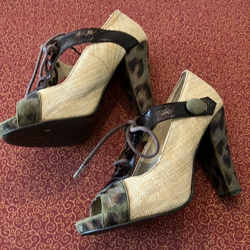 Super cute size 6 1/2 Naughty Monkey 4” heeled beige raffia lace up peep toes